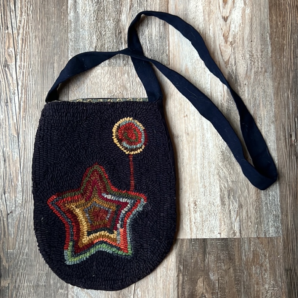 Hand hooked and sewn navy star and flower primitives purse - Picture 4 of 4